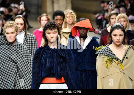 (170228) -- PARIS, 28. Februar 2017 -- Models präsentieren Kreationen von FFIXXED STUDIOS, einer Hongkonger Designermarke, während der Women s Ready-to-Wear Herbst Winter 2017/18 Fashion Week in Paris, Frankreich, am 28. Februar 2017. ) FRANCE-PARIS-FASHION WEEK-HONG KONG-MARKEN ChenxYichen PUBLICATIONxNOTxINxCHN Paris Feb 28 2017 Models präsentieren Kreationen von Ffixxed Studios eine Hong Kong Designers S Marke während der Women S Ready to Wear Case Winter 2017 18 Fashion Week in Paris Frankreich AM Feb 28 2017 Paris Fashion Week Hong Kong Brands ChenxYichen PUBLICATIONxNOTxINxCHN Stockfoto