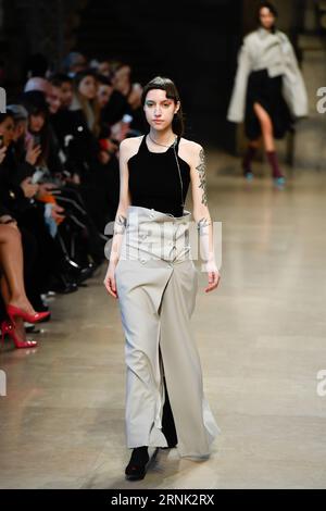 (170228) -- PARIS, 28. Februar 2017 -- Models präsentieren Kreationen von ID, einer Hongkonger Designermarke, während der Women s Ready-to-Wear Herbst Winter 2017/18 Fashion Week in Paris, Frankreich, am 28. Februar 2017. ) FRANCE-PARIS-FASHION WEEK-HONG KONG-MARKEN ChenxYichen PUBLICATIONxNOTxINxCHN Paris Feb 28 2017 Models präsentieren Kreationen von ID A Hong Kong Designers S Brand während der Women S Ready to Wear Case Winter 2017 18 Fashion Week in Paris Frankreich AM Feb 28 2017 Paris Fashion Week Hong Kong Brands ChenxYichen PUBLATIONxNOTxINxCHN Stockfoto