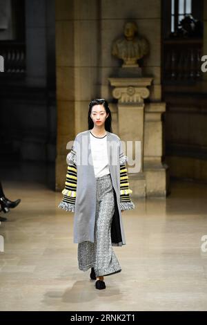 (170228) -- PARIS, 28. Februar 2017 -- A Model präsentiert eine Kreation von Cynthia&Xiao, einer Hongkonger Designermarke, während der Women s Ready-to-Wear Herbst Winter 2017/18 Fashion Week in Paris, Frankreich, am 28. Februar 2017. ) FRANCE-PARIS-FASHION WEEK-HONG KONG-BRANDS ChenxYichen PUBLICATIONxNOTxINxCHN Paris Feb 28 2017 ein Model präsentiert die Schaffung einer Hong Kong Designers S Marke während der Women S Ready to Wear Case Winter 2017 18 Fashion Week in Paris Frankreich AM Feb 28 2017 Paris Fashion Week Hong Kong Brands ChenxYichen PUBLATIONxNOTxINxCHN Stockfoto