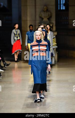 (170228) -- PARIS, 28. Februar 2017 -- Models präsentieren Kreationen von Cynthia&Xiao, einer Hongkonger Designermarke, während der Women s Ready-to-Wear Herbst Winter 2017/18 Fashion Week in Paris, Frankreich, am 28. Februar 2017. ) FRANCE-PARIS-FASHION WEEK-HONG KONG-MARKEN ChenxYichen PUBLICATIONxNOTxINxCHN Paris Feb 28 2017 Models präsentieren Kreationen einer Hong Kong Designers S Marke während der Women S Ready to Wear Case Winter 2017 18 Fashion Week in Paris Frankreich AM Feb 28 2017 Paris Fashion Week Hong Kong Brands ChenxYichen PUBLATIONxNOTxINxCHN Stockfoto
