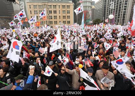 (170301) -- SEOUL, 1. März 2017 -- Unterstützer von Präsident Park Geun-hye schreien Parolen während einer Kundgebung in Seoul, Südkorea, am 1. März 2017. Friedliche Kundgebungen, die seit dem Ausbruch eines Skandals um Präsident Park Geun-hye Ende Oktober andauerten, haben viele Südkoreaner stolz darauf gemacht, ein neues Kapitel zur Meinungsäußerung zu eröffnen. ) (zf) SÜDKOREA-SEOUL-IMPEACHMENT-RALLY LeexSang-ho PUBLICATIONxNOTxINxCHN Seoul 1. März 2017 Anhänger von Präsident Park Geun Hye brüllen Parolen während einer Rallye in Seoul Südkorea AM 1. März 2017 friedliche Kundgebungen, die seit A andauerten Stockfoto