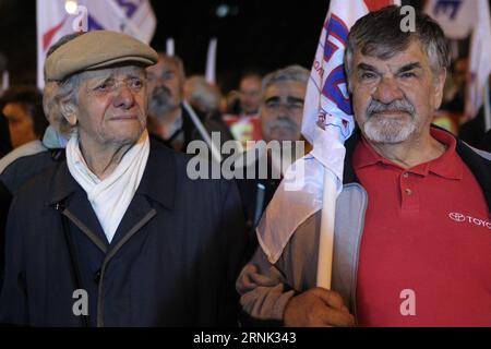 (170301) -- ATHEN, 1. März 2017 -- Mitglieder der PAME-gewerkschaftsbewegung der Kommunistischen Partei Griechenlands in Athen, Griechenland, am 1. März 2017. Am Mittwoch versammelten sich hier Demonstranten, um gegen Sparmaßnahmen zu protestieren, während griechische Regierungsvertreter und Vertreter der internationalen griechischen Kreditgeber über die nächsten Reformen und Ausgabenkürzungen im Rahmen des griechischen Rettungspakets diskutierten. ) GRIECHENLAND-ATHEN-PROTEST MariosxLolos PUBLICATIONxNOTxINxCHN Athen 1. März 2017 Mitglieder der Kommunistischen Partei Griechenlands verbundener PAME-Laborgewerkschaftsproteste in Athen Griechenland AM 1. März 2017 versammelten sich Demonstranten hier AUF Wedn Stockfoto
