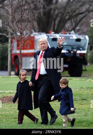 (170303) -- WASHINGTON, 3. März 2017 -- US-Präsident Donald Trump geht mit seinen Enkelkindern Arabella Kushner (L) und Joseph Kushner (R) an Bord von Marine One aus dem Weißen Haus in Washington D.C., USA, 3. März 2017. ) US-WASHINGTON D.C.-PRÄSIDENT TRUMP YinxBogu PUBLICATIONxNOTxINxCHN Washington 3. März 2017 US-Präsident Donald Trump geht mit seinen Enkelkindern Arabella Kushner l und Joseph Kushner r an Bord der Navy One aus dem Weißen Haus in Washington D C die Vereinigten Staaten 3. März 2017 US-Präsident Washington D C Trump YinxBogu PUBLICATIONxNOTxINxCHN Stockfoto