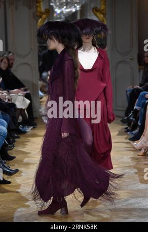 PARIS, 5. März 2017 -- Models präsentieren Kreationen von John Galliano während der Wear-Wear Herbst Winter 2017/2018 Fashion Week in Paris, Frankreich, am 5. März 2017. ) (hy) FRANCE-PARIS-FASHION WEEK-JOHN GALLIANO PieroxBiasion PUBLICATIONxNOTxINxCHN Paris 5. März 2017 Models präsentieren Kreationen von John Galliano während der Women S Ready to Wear Case Winter 2017 2018 Fashion Week in Paris Frankreich AM 5. März 2017 Hy France Paris Fashion Week John Galliano PUBLICATIONxNOTxINxCHN Stockfoto