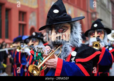 (170306) -- BASEL, 6. März 2017 -- Feiernden nehmen am Karnevalsumzug während des Basler Karnevals 2017 in Basel, Schweiz, am 6. März 2017 Teil. Der Basler Karneval, der größte Karneval der Schweiz, begann am Montag früh und dauert 72 Stunden. ) SCHWEIZ-BASEL-KARNEVAL-PROZESSION XuxJinquan PUBLICATIONxNOTxINxCHN Basel 6. März 2017 Revelle nehmen an der Karneval-Prozession Teil während des Karnevals von Basel 2017 in Basel Schweiz 6. März 2017 der Karneval von Basel, der größte Karneval der Schweiz, begann AM Montag früh und wird es sein Stockfoto