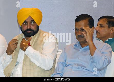 Mumbai, Indien. September 2023. Der Ministerpräsident von Punjab, Bhagwant Singh Mann, und der Ministerpräsident von Delhi, Arvind Kejriwal, wurden während der Pressekonferenz der INDISCHEN Allianz in Mumbai gesehen. Die Pressekonferenz schloss mit einem Plan, die National Democratic Alliance (NDA) bei den bevorstehenden Wahlen in Lok Sabha im Jahr 2024 zu übernehmen. Quelle: SOPA Images Limited/Alamy Live News Stockfoto