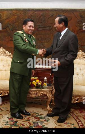 (170308) -- PHNOM PENG, 8. März 2017 -- Kambodschanischer Verteidigungsminister General Tea Banh (R) schüttelt Hand mit General Min Aung Hlaing, Oberbefehlshaber der Streitkräfte Myanmars, in Phnom Penh, Kambodscha, 8. März 2017. General Tea Banh traf sich am Mittwoch mit General Min Aung Hlaing, um über die Zusammenarbeit in den Bereichen Verteidigung und Sicherheit zu sprechen. ) (Zjy) KAMBODSCHA-PHNOM PENH-MYANMAR-VERTEIDIGUNGSMINISTERTREFFEN Sovannara PUBLICATIONxNOTxINxCHN Phnom PENG 8. März 2017 kambodschanische Verteidigungsminister Gen Tea Banh r schüttelt Hand mit dem Oberbefehlshaber der Streitkräfte Myanmars, Min Aung Hlaing, Oberbefehlshaber der Streitkräfte Myanmars in Phno Stockfoto