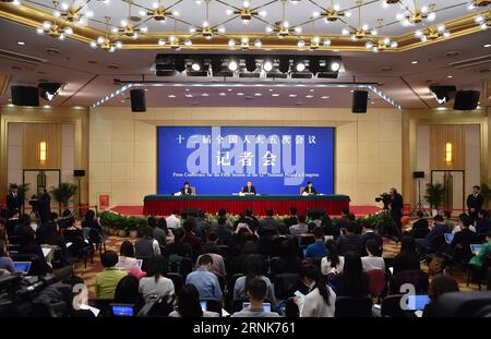 (170310) -- PEKING, 10. März 2017 -- Zhang Mao, Leiter der Staatlichen Verwaltung für Industrie und Handel, beantwortet Fragen auf einer Pressekonferenz zur Vertiefung der Reformen der Verwaltung von Handelsangelegenheiten für die fünfte Sitzung des 12. Nationalen Volkskongresses in Peking, Hauptstadt Chinas, 10. März 2017. ) (zhs) (ZWEI SITZUNGEN)CHINA-NPC-PRESS CONFERENCE-COMMERCE (CN) LixXin PUBLICATIONxNOTxINxCHN Peking 10. März 2017 Zhang Mao Leiter der staatlichen Industrie- und Handelsverwaltung Antworten auf Fragen auf einer Pressekonferenz ÜBER DIE Vertiefung der Reformen der Handelsverwaltung für T Stockfoto