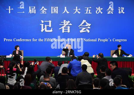 (170310) -- PEKING, 10. März 2017 -- Zhang Mao, Leiter der Staatlichen Verwaltung für Industrie und Handel, begrüßt Journalisten auf einer Pressekonferenz zur Vertiefung der Reformen der Verwaltung von Handelsangelegenheiten für die fünfte Sitzung des 12. Nationalen Volkskongresses in Peking, Hauptstadt Chinas, 10. März 2017. ) (zhs) (ZWEI SITZUNGEN)CHINA-NPC-PRESS CONFERENCE-COMMERCE (CN) LixXin PUBLICATIONxNOTxINxCHN Peking 10. März 2017 Zhang Mao, Leiter der staatlichen Industrie- und Handelsverwaltung, begrüßt Journalisten AUF einer Pressekonferenz ÜBER DIE Vertiefung der Reformen der Handelsverwaltung für Stockfoto