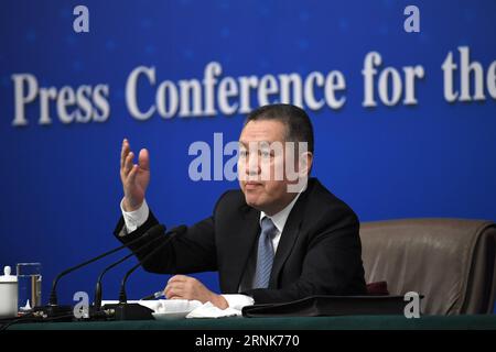 (170310) -- PEKING, 10. März 2017 -- Zhang Mao, Leiter der Staatlichen Verwaltung für Industrie und Handel, beantwortet Fragen auf einer Pressekonferenz zur Vertiefung der Reformen der Verwaltung von Handelsangelegenheiten für die fünfte Sitzung des 12. Nationalen Volkskongresses in Peking, Hauptstadt Chinas, 10. März 2017. ) (zhs) (ZWEI SITZUNGEN)CHINA-NPC-PRESS CONFERENCE-COMMERCE (CN) ZhaoxYingquan PUBLICATIONxNOTxINxCHN Peking 10. März 2017 Zhang Mao Leiter der staatlichen Industrie- und Handelsverwaltung Antworten auf Fragen auf einer Pressekonferenz ÜBER DIE Vertiefung der Reformen für die Verwaltung des Handels Stockfoto