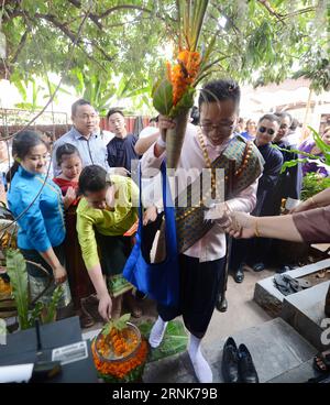 (170310) -- VIENTIANE, 10. März 2017 -- Bräutigam (vorne) betritt das Haus der Braut mit seinen Verwandten und Freunden während einer traditionellen laotischen Hochzeit in Vientiane, Laos, 10. März 2017. Die traditionelle laotische Hochzeit findet in der Regel im Familienhaus der Braut statt. Die Hochzeitszeremonie kann entweder am Vormittag oder Nachmittag stattfinden. ) (lrz) LAOS-VIENTIANE-TRADITIONELLE HOCHZEITEN LiuxAilun PUBLICATIONxNOTxINxCHN Vientiane 10. März 2017 Bräutigam Front betritt das Haus der Braut mit seinen Verwandten und Freunden während einer traditionellen LAO-Hochzeitsheldin in Vientiane Laos 10. März 2017 traditionelle LAO-Hochzeit Stockfoto