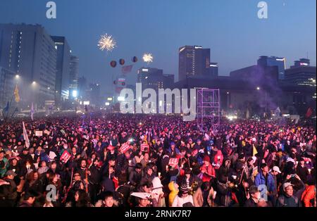 SEOUL, Demonstranten gegen den vertriebenen südkoreanischen Führer Park Geun-hye, nehmen an der letzten Kerzenscheinrallye am Gwanghwamun Square in Seoul, Südkorea, am 11. März 2017 Teil. Hunderttausende Südkoreaner gingen am Samstagabend zu einer letzten, festlichen Kerzenscheinkundgebung auf die Straße, um den Sturz des ehemaligen Präsidenten Park Geun-hye zu feiern. ) SÜDKOREA-SEOUL-IMPEACHMENT-RALLY LeexSang-ho PUBLICATIONxNOTxINxCHN Seoul-Demonstrant gegen den aus Südkorea vertriebenen Leader Park Geun Hye nahm am 11. März 2017 an der Load Candle Light Rally AM Gwanghwamun Square in Seoul Teil Stockfoto