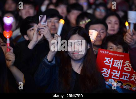 SEOUL, Demonstranten gegen den vertriebenen südkoreanischen Führer Park Geun-hye, nehmen an der letzten Kerzenscheinrallye am Gwanghwamun Square in Seoul, Südkorea, am 11. März 2017 Teil. Hunderttausende Südkoreaner gingen am Samstagabend zu einer letzten, festlichen Kerzenscheinkundgebung auf die Straße, um den Sturz des ehemaligen Präsidenten Park Geun-hye zu feiern. ) LiuxYun PUBLICATIONxNOTxINxCHN Seoul-Demonstrant gegen den aus Südkorea vertriebenen Leader Park Geun Hye nahm am 11. März 2017 an der Load Candle Light Rally AUF DEM Gwanghwamun Square in Seoul Teil Stockfoto