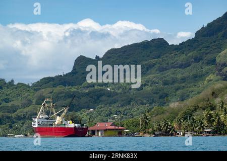 Bora Bora, Französisch-Polynesien. September 2023. Ein Frachtschiff im Hafen von Bora Bora am 1. September 2023 in Französisch-Polynesien. (Bild: © Bryan Smith/ZUMA Press Wire) NUR REDAKTIONELLE VERWENDUNG! Nicht für kommerzielle ZWECKE! Stockfoto