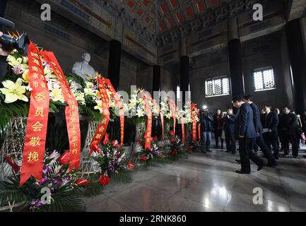 (170312) -- NANJING, 12. März 2017 -- Menschen nehmen an einer Zeremonie zum Gedenken an den 92. Todestag von Dr. Sun Yat-sen im Sun Yat-sen Mausoleum in Nanjing, Hauptstadt der ostchinesischen Provinz Jiangsu, am 12. März 2017 Teil. Sun wurde 1866 geboren und ist dem chinesischen Volk als großer Revolutionär und Staatsmann für seine führende Rolle während der Revolution von 1911 bekannt, die mehr als 2.000 Jahre feudale Herrschaft in China beendete. (Ry) CHINA-NANJING-SUN YAT-SEN-ANNIVERSARY (CN) SunxCan PUBLICATIONxNOTxINxCHN 170312 Nanjing 12. März 2017 Prominente nehmen an einer Zeremonie zum Gedenken an den 92 Stockfoto