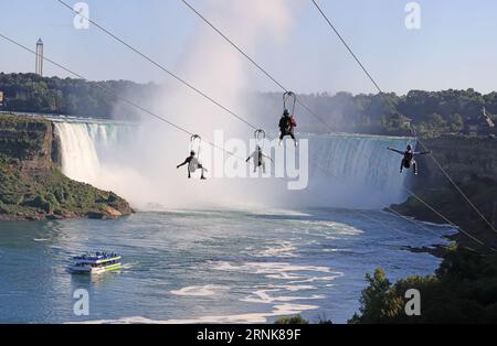 Touristen genießen im Sommer eine Seilrutsche an den Niagarafällen Stockfoto