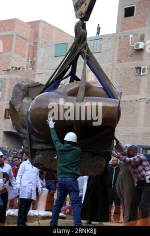 Ramses-Statue in Kairo aus Schlammloch geborgen (170313) -- KAIRO, 13. März 2017 -- ein Teil einer königlichen Statue aus der 19. Dynastie wird von ägyptischen Arbeitern am Ort einer neuen archäologischen Entdeckung im Souq Al-Khamis-Bezirk im Al-Matareya-Gebiet, Kairo, Ägypten, am 13. März 2017 hochgehoben. Nach Angaben des Antiken-Ministeriums wurden zwei königliche Statuen aus der 19. Dynastie in der Nähe des Tempels von König Ramses II. Von einer deutsch-ägyptischen archäologischen Mission gefunden. (wtc) ÄGYPTEN-KAIRO-ARCHÄOLOGISCHE FUNDSTATUEN AhmedxGomaa PUBLICATIONxNOTxINxCHN Ramses Statue in Kairo aus Schlammloch am 13. März 2017 in Kairo gerettet Stockfoto