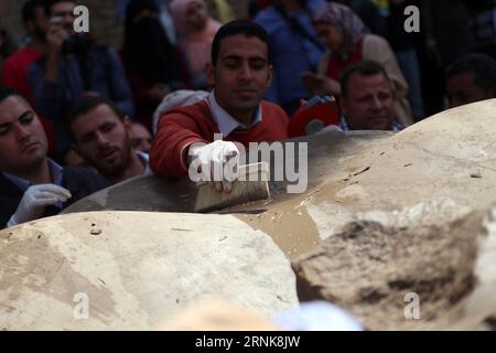 Ramses-Statue in Kairo aus Schlammloch geborgen (170313) -- KAIRO, 13. März 2017 -- ägyptische Arbeiter reinigen am 13. März 2017 einen Teil einer königlichen Statue der 19. Dynastie an der Stelle einer neuen archäologischen Entdeckung im Souq Al-Khamis-Bezirk im Al-Matareya-Gebiet, Kairo, Ägypten. Nach Angaben des Antiken-Ministeriums wurden zwei königliche Statuen aus der 19. Dynastie in der Nähe des Tempels von König Ramses II. Von einer deutsch-ägyptischen archäologischen Mission gefunden. (wtc) ÄGYPTEN-KAIRO-ARCHÄOLOGISCHE FUNDSTATUEN AhmedxGomaa PUBLICATIONxNOTxINxCHN Ramses Statue in Kairo aus Schlammloch gerettet Kairo 13. März 2017 Ägypten Stockfoto