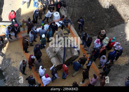 Ramses-Statue in Kairo aus Schlammloch geborgen (170313) -- KAIRO, 13. März 2017 -- ein Teil einer königlichen Statue aus der 19. Dynastie wird von ägyptischen Arbeitern am Ort einer neuen archäologischen Entdeckung im Souq Al-Khamis-Bezirk im Al-Matareya-Gebiet, Kairo, Ägypten, am 13. März 2017 hochgehoben. Nach Angaben des Antiken-Ministeriums wurden zwei königliche Statuen aus der 19. Dynastie in der Nähe des Tempels von König Ramses II. Von einer deutsch-ägyptischen archäologischen Mission gefunden. (wtc) ÄGYPTEN-KAIRO-ARCHÄOLOGISCHE FUNDSTATUEN AhmedxGomaa PUBLICATIONxNOTxINxCHN Ramses Statue in Kairo aus Schlammloch am 13. März 2017 in Kairo gerettet Stockfoto