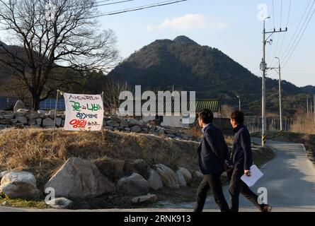 (170314) -- SOSEONG-RI, 14. März 2017 -- zwei Männer gehen an einem Anti-Thaad-Banner im Dorf Soseong-ri im Kreis Seongju, Provinz Nord-Gyeongsang, Südkorea, 14. März 2017 vorbei. Soseong-ri ist nur ein abgeschiedenes, ruhiges Dorf im Südosten Südkoreas ohne THAAD-System. Aber es wird nie möglich sein, da die Einsatzentscheidung das friedliche Dorf in die Frontlinie eines Schlachtfeldes verwandelte, um gegen das US-Raketenabwehrsystem zu protestieren. ) (wtc) SÜDKOREA-THAAD DEPLOYMENT-SOSEONG-RI liuxYun PUBLICATIONxNOTxINxCHN 170314 Ri 14. März 2017 zwei Männer gehen an Anti THAAD Ba vorbei Stockfoto