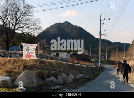 (170314) -- SOSEONG-RI, 14. März 2017 -- Dorfbewohner gehen an einem Anti-THAAD-Banner im Dorf Soseong-ri im Kreis Seongju, Provinz Nord-Gyeongsang, Südkorea, 14. März 2017 vorbei. Soseong-ri ist nur ein abgeschiedenes, ruhiges Dorf im Südosten Südkoreas ohne THAAD-System. Aber es wird nie möglich sein, da die Einsatzentscheidung das friedliche Dorf in die Frontlinie eines Schlachtfeldes verwandelte, um gegen das US-Raketenabwehrsystem zu protestieren. ) (wtc) SÜDKOREA-THAAD DEPLOYMENT-SOSEONG-RI liuxYun PUBLICATIONxNOTxINxCHN 170314 Ri 14. März 2017 Dorfbewohner gehen an Anti THAA vorbei Stockfoto