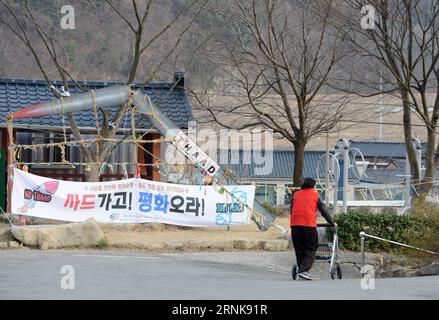 (170314) -- SOSEONG-RI, 14. März 2017 -- Ein Dorfbewohner geht an einem Anti-THAAD-Banner im Dorf Soseong-ri im Kreis Seongju, Provinz Nord-Gyeongsang, Südkorea, 14. März 2017. Soseong-ri ist nur ein abgeschiedenes, ruhiges Dorf im Südosten Südkoreas ohne THAAD-System. Aber es wird nie möglich sein, da die Einsatzentscheidung das friedliche Dorf in die Frontlinie eines Schlachtfeldes verwandelte, um gegen das US-Raketenabwehrsystem zu protestieren. ) (wtc) SÜDKOREA-THAAD DEPLOYMENT-SOSEONG-RI LiuxYun PUBLICATIONxNOTxINxCHN 170314 Ri 14. März 2017 ein Dorf geht vorbei bis Anti T Stockfoto