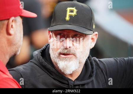 St. Louis, USA. September 2023. Derek Shelton, Manager der Pittsburgh Pirates, spricht mit den Mitgliedern des Busch Stadium Ground Screws vor einem Spiel gegen die St. Louis Cardinals im Busch Stadium in St. Louis am Freitag, 1. September 2023. Foto von Bill Greenblatt/UPI Credit: UPI/Alamy Live News Stockfoto