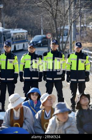 (170314) -- SOSEONG-RI, 14. März 2017 -- Demonstranten protestieren vor einer Gruppe von Polizisten, die am Eingang des THAAD-Einsatzortes in der Nähe des Dorfes Soseong-ri in Seongju, Provinz Nord-Gyeongsang, Südkorea, am 14. März 2017 stehen. Soseong-ri ist nur ein abgeschiedenes, ruhiges Dorf im Südosten Südkoreas ohne THAAD-System. Aber es wird nie möglich sein, da die Einsatzentscheidung das friedliche Dorf in die Frontlinie eines Schlachtfeldes verwandelte, um gegen das US-Raketenabwehrsystem zu protestieren. ) (WTC) SÜDKOREA-THAAD DEPLOYMENT-SOSEONG-RI LIUXYUN PUBLICATI Stockfoto