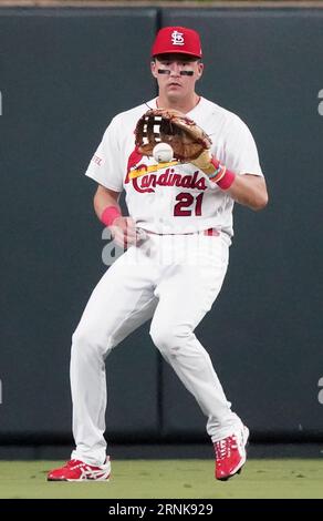 St. Louis, USA. September 2023. St. Louis Cardinals Center Fielder Lars Nootbaar legt den Baseball vor dem Schläger von Pittsburgh Pirates Liover Peguero im vierten Inning im Busch Stadium in St. Louis am Freitag, 1. September 2023. Foto von Bill Greenblatt/UPI Credit: UPI/Alamy Live News Stockfoto