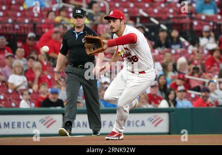 St. Louis, USA. September 2023. St. Louis Cardinals Nolan Arenado spielt den Baseball für die Pittsburgh Pirates Ke' Bryan Hayes im ersten Inning im Busch Stadium in St. Louis am Freitag, 1. September 2023. Foto von Bill Greenblatt/UPI Credit: UPI/Alamy Live News Stockfoto