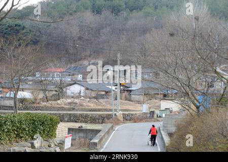 (170314) -- SOSEONG-RI, 14. März 2017 -- ein Ältester fährt einen Trolley in das Dorf Soseong-ri im Seongju County, Provinz Nord-Gyeongsang, Südkorea, 14. März 2017. Soseong-ri ist nur ein abgeschiedenes, ruhiges Dorf im Südosten Südkoreas ohne THAAD-System. Aber es wird nie möglich sein, da die Einsatzentscheidung das friedliche Dorf in die Frontlinie eines Schlachtfeldes verwandelte, um gegen das US-Raketenabwehrsystem zu protestieren. ) (wtc) SÜDKOREA-THAAD DEPLOYMENT-SOSEONG-RI liuxYun PUBLICATIONxNOTxINxCHN 170314 Ri 14. März 2017 bis Elder Wheels A Trolley into the Ri Villa Stockfoto