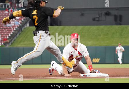 St. Louis, USA. September 2023. St. Louis Cardinals erster Baseman Paul Goldschmidt taucht für die erste Basis, um die Pittsburgh Pirates Conner Joe im dritten Inning im Busch Stadium in St. zu erreichen Louis am Freitag, 1. September 2023. Foto von Bill Greenblatt/UPI Credit: UPI/Alamy Live News Stockfoto
