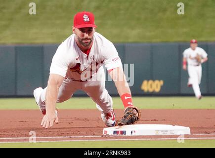 St. Louis, USA. September 2023. St. Louis Cardinals erster Baseman Paul Goldschmidt taucht für die erste Basis, um die Pittsburgh Pirates Conner Joe im dritten Inning im Busch Stadium in St. zu erreichen Louis am Freitag, 1. September 2023. Foto von Bill Greenblatt/UPI Credit: UPI/Alamy Live News Stockfoto