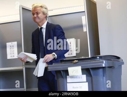 (170315) -- DEN HAAG, 15. März 2017 -- der Vorsitzende der niederländischen rechtsextremen Partei für Freiheit (PVV) Geert Wilders bereitet sich darauf vor, seine Stimme bei den parlamentswahlen in einem Wahllokal in den Haag, Niederlande, am 15. März 2017 abzugeben. ) (zf) NIEDERLANDE-PARLAMENTSWAHLEN-GEERT WILDERS YexPingfan PUBLICATIONxNOTxINxCHN den Haag 15. März 2017 Niederländisch-rechtsextreme Partei für Freiheit PVV-Führer Geert Wilders bereitet sich darauf vor, seine Stimme bei den Parlamentswahlen IN einer Wahlstation in den Haag IN den Niederlanden AM 15. März 2017 ZF die niederländischen Parlamentswahlen Geert Wilders abzugeben YexPingfan PUBLICATIONx Stockfoto