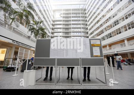 (170315) -- DEN HAAG, 15. März 2017 -- die Niederländer füllen ihre Stimmzettel für die Wahl zum niederländischen parlament in einer Wahlstation im Rathaus in den Haag, den Niederlanden, 15. März 2017. Die Bevölkerung in den Niederlanden begann am Mittwoch bei den niederländischen Parlamentswahlen 2017 zu wählen, wobei das Ergebnis bei weitem nicht vorhersehbar war, von einer Stimme für Populismus, einer Wahl für den rechten Flügel des derzeitigen Premierministers Mark Rutte oder einer Stimme für die Linke. ) (Sxk) NIEDERLANDE-DEN HAAG-PARLAMENTSWAHLEN YexPingfan PUBLICATIONxNOTxINxCHN den Haag 15. März 2017 niederländische Prominente FI Stockfoto