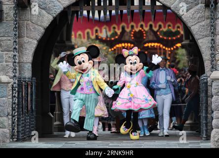 (170315) -- HONG KONG, 15. März 2017 -- Klassische Disney-Charaktere gehen aus Hong Kong Disneyland vor einem Frühlingskarneval, der am Donnerstag in Hong Kong, Südchina, 15. März 2017 beginnt. ) (Yxb) CHINA-HONG KONG-DISNEY-CARNIVAL(CN) WangxXi PUBLICATIONxNOTxINxCHN Hong Kong 15. März 2017 Klassische Disney-Charaktere verlassen Hong Kong Disneyland vor einem FRÜHLINGSKARNEVAL, der am Donnerstag in Hong Kong South China 15. März 2017 yxb China Hong Kong Disney Carnival CN PUBLICATIONxNOTxINxCHN beginnt Stockfoto