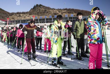 (170316) -- WUHAN, 16. März 2017 -- Foto aufgenommen am 30. Dezember 2016 zeigt Touristen, die im Skigebiet Shennongjia in der zentralchinesischen Provinz Hubei Ski fahren. Die chinesische Sportindustrie konnte 2016 mit einem soliden und stetigen Entwicklungstempo aufwarten. Das nationale Fitnessprogramm (2016-2020) und der 13. Fünfjahresplan für die Sportindustrie wurden beide 2016 herausgegeben, um eine klare Richtung für Chinas nationale Strategie zur Gewährleistung der öffentlichen Fitness und der Entwicklung der Sportindustrie zu geben. Chinas Allgemeine Sportverwaltung, gemeinsam mit vielen anderen nationalen Regierungen Stockfoto