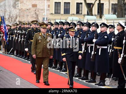 (170316) -- VILNIUS, 16. März 2017 -- General Curtis M. Scaparrotti, Oberster alliierter Befehlshaber Europa der NATO Allied Command Operation(R)überprüft die Ehrenwache mit Generalstabschef der Verteidigung Litauens, Generalmajor Jonas Vytautas Zukas (L) bei der Begrüßungszeremonie am 16. März 2017 in Vilnius, Litauen. Scaparrotti führt seinen ersten offiziellen Besuch in Litauen seit seiner Amtsübernahme im Mai letzten Jahres durch. ) LITAUEN-VILNIUS-NATO-BESUCH AlfredasxPliadis PUBLICATIONxNOTxINxCHN 170316 Vilnius 16. März 2017 General Curtis M Scaparrotti Oberster ALLIIERTER Befehlshaber Europa der NATO ALLIED Co Stockfoto