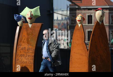 Skulpturen in Brüssel erinnern an die Römischen Verträge (170317) -- BRÜSSEL, 16. März 2017 -- Ein Spaziergang an den Skulpturen der europäischen Bürger anlässlich des 60. Jahrestages des Vertrags von Rom in Brüssel, Belgien, 16. März 2017. Die Römischen Verträge wurden am 25. März 1957 von den Staats- und Regierungschefs Frankreichs, Deutschlands, Italiens, der Niederlande, Belgiens und Luxemburgs unterzeichnet. Der vertrag sah die Gründung der Europäischen Wirtschaftsgemeinschaft (EWG) vor - dem Kern der heutigen Europäischen Union (EU). (Djj) BELGIEN-BRÜSSEL-SKULPTUREN-VERTRAG VON ROM-60 Jahre GongxBing PUBLICATIONxNOTxINxCHN Stockfoto