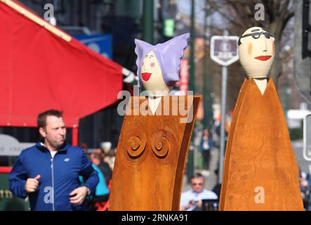 Skulpturen in Brüssel erinnern an die Römischen Verträge (170317) -- BRÜSSEL, 16. März 2017 -- Foto aufgenommen am 16. März 2017 zeigt die Skulpturen europäischer Bürger anlässlich des 60. Jahrestages des Vertrags von Rom in Brüssel, Belgien. Die Römischen Verträge wurden am 25. März 1957 von den Staats- und Regierungschefs Frankreichs, Deutschlands, Italiens, der Niederlande, Belgiens und Luxemburgs unterzeichnet. Der vertrag sah die Gründung der Europäischen Wirtschaftsgemeinschaft (EWG) vor - dem Kern der heutigen Europäischen Union (EU). (Djj) BELGIEN-BRÜSSEL-SKULPTUREN-VERTRAG VON ROM-60 Jahre GongxBing PUBLICATIONxNOTxINxCHN SC Stockfoto