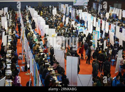 (170317) -- NANJING, 17. März 2017 -- Foto aufgenommen am 17. März 2017 zeigt die Szene einer Jobmesse auf dem Campus der Southeast University in Nanjing, der Hauptstadt der ostchinesischen Provinz Jiangsu. Mehr als 300 Arbeitgeber nahmen an der Jobmesse Teil, die mehr als 3.000 Absolventen anzieht. ) (Yxb) CHINA-NANJING-GRADUATE-RECRUITING(CN) SunxCan PUBLICATIONxNOTxINxCHN NANJING 17. März 2017 Foto aufgenommen AM 17. März 2017 zeigt die Szene eines Job Fair Hero AUF dem Campus der South East University in Nanjing Hauptstadt der ostchinesischen Provinz Jiangsu über 300 Arbeitgeber nahmen an der Job Fair Teil, die O anziehen Stockfoto