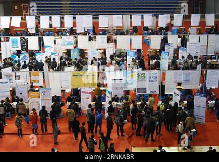 (170317) -- NANJING, 17. März 2017 -- Foto aufgenommen am 17. März 2017 zeigt die Szene einer Jobmesse auf dem Campus der Southeast University in Nanjing, der Hauptstadt der ostchinesischen Provinz Jiangsu. Mehr als 300 Arbeitgeber nahmen an der Jobmesse Teil, die mehr als 3.000 Absolventen anzieht. ) (Yxb) CHINA-NANJING-GRADUATE-RECRUITING(CN) SunxCan PUBLICATIONxNOTxINxCHN NANJING 17. März 2017 Foto aufgenommen AM 17. März 2017 zeigt die Szene eines Job Fair Hero AUF dem Campus der South East University in Nanjing Hauptstadt der ostchinesischen Provinz Jiangsu über 300 Arbeitgeber nahmen an der Job Fair Teil, die O anziehen Stockfoto