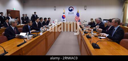 (170317) -- SEOUL, 17. März 2017 -- der südkoreanische Außenminister Yun Byung-se (3. L, Front) führt am 17. März 2017 in Seoul Gespräche mit dem US-Außenminister Rex Tillerson (3. R). Der US-Staatssekretär Rex Tillerson sagte am Freitag, dass alle Optionen auf dem Tisch liegen, um das Atomproblem auf der koreanischen Halbinsel zu lösen. ) (Sxk) SÜDKOREA-SEOUL-U.S.-TILLERSON-VISIT Newsis PUBLICATIONxNOTxINxCHN Seoul 17. März 2017 Südkoreanische Außenminister Yun Byung SE 3. L Front führt AM 17. März 2017 Gespräche mit US-Außenminister Rex Tillerson 3. R. in Seoul Südkorea Stockfoto