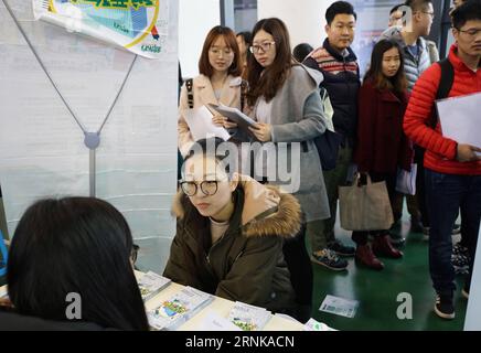 (170317) -- NANJING, 17. März 2017 -- Foto aufgenommen am 17. März 2017 zeigt die Szene einer Jobmesse auf dem Campus der Southeast University in Nanjing, der Hauptstadt der ostchinesischen Provinz Jiangsu. Mehr als 300 Arbeitgeber nahmen an der Jobmesse Teil, die mehr als 3.000 Absolventen anzieht. ) (Yxb) CHINA-NANJING-GRADUATE-RECRUITING(CN) SunxCan PUBLICATIONxNOTxINxCHN NANJING 17. März 2017 Foto aufgenommen AM 17. März 2017 zeigt die Szene eines Job Fair Hero AUF dem Campus der South East University in Nanjing Hauptstadt der ostchinesischen Provinz Jiangsu über 300 Arbeitgeber nahmen an der Job Fair Teil, die O anziehen Stockfoto