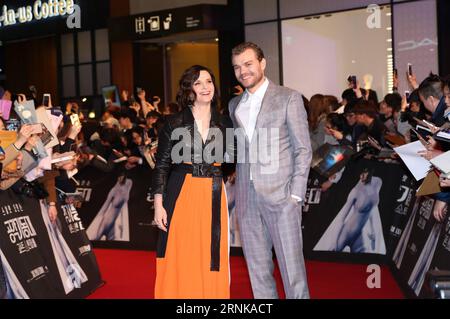 (170317) -- SEOUL, 17. März 2017 -- Schauspieler Pilou Asbaek (R) und Schauspielerin Juliette Binoche besuchen am 17. März 2017 einen roten Teppich für den Film Ghost in the Shell Promotion Tour in Seoul, Südkorea. ) (Sxk) SÜDKOREA-SEOUL-GHOST IN DER SHELL PROMOTION Leexsang-ho PUBLICATIONxNOTxINxCHN Seoul 17. März 2017 Schauspieler Pilou Asbaek r und Schauspielerin Juliette Binoche besuchen einen roten Teppich für den Film Ghost in der Shell Promotion Tour in Seoul Südkorea AM 17. März 2017 sxk Südkorea Seoul Ghost in the Shell Promotion Ho PUBLICATIONxNOTxINxCHN Stockfoto