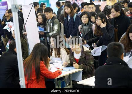 (170317) -- NANJING, 17. März 2017 -- Foto aufgenommen am 17. März 2017 zeigt die Szene einer Jobmesse auf dem Campus der Southeast University in Nanjing, der Hauptstadt der ostchinesischen Provinz Jiangsu. Mehr als 300 Arbeitgeber nahmen an der Jobmesse Teil, die mehr als 3.000 Absolventen anzieht. ) (Yxb) CHINA-NANJING-GRADUATE-RECRUITING(CN) SunxCan PUBLICATIONxNOTxINxCHN NANJING 17. März 2017 Foto aufgenommen AM 17. März 2017 zeigt die Szene eines Job Fair Hero AUF dem Campus der South East University in Nanjing Hauptstadt der ostchinesischen Provinz Jiangsu über 300 Arbeitgeber nahmen an der Job Fair Teil, die O anziehen Stockfoto