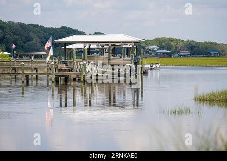 Blick auf überdachte Docks und Häuser am Ufer des Egans Creek in Fernandina Beach, Florida. (USA) Stockfoto