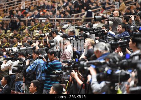 (170319) -- PEKING, 19. März 2017 -- Journalisten arbeiten bei der Abschlusssitzung der fünften Sitzung des 12. Nationalen Volkskongresses in der Großen Halle des Volkes in Peking, Hauptstadt Chinas, 15. März 2017. ) XINHUA PHOTO WEEKLY CHOICES YangxZongyou PUBLICATIONxNOTxINxCHN Peking 19. März 2017 Journalisten arbeiten BEI der ABSCHLUSSSITZUNG DER Fünften Sitzung des 12. National Prominrities S Congress in der Großen Halle der Prominenten in Peking Hauptstadt von China 15. März 2017 XINHUA Photo Weekly Choices YangxZongyou PUBLICATIONxNOTxINxCHN Stockfoto