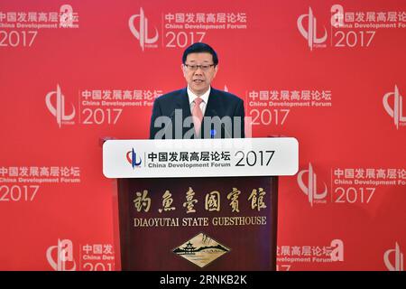 (170319) -- PEKING, 19. März 2017 -- Li Wei, Direktor des chinesischen Entwicklungsforschungszentrums des Staatsrats, spricht während des China Development Forum (CDF) 2017 in Peking, Hauptstadt Chinas, 19. März 2017. Der CDF, der vom Research Development Center des chinesischen Staatsrats organisiert wird, ist ein hochrangiges Treffen, an dem führende Persönlichkeiten aus internationalen Institutionen, Hochschulen und Unternehmen aus aller Welt teilnehmen. ) (Zyd) CHINA-PEKING-CHINA DEVELOPMENT FORUM (CN) LixXin PUBLICATIONxNOTxINxCHN Peking 19. März 2017 Left Wei Direktor des China S Development Research Center des Staatsrats spricht du Stockfoto