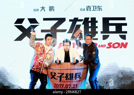 (170319) -- PEKING, 19. März 2017 -- Executive Producer und Schauspieler Dong Chengpeng (C) und Schauspieler Fan Wei (R) und Qiao Shan tauschen sich auf der Pressekonferenz des Films Vater und Sohn in Peking, der Hauptstadt Chinas, am 19. März 2017 aus. Der Film soll am 21. Juli dieses Jahres in die Kinos kommen. ) (Yxb) CHINA-BEIJING-FILM-VATER UND SOHN(CN) ZhangxJiayang PUBLICATIONxNOTxINxCHN Peking 19. März 2017 ausführender Produzent und Schauspieler Dong Chengpeng C und Schauspieler-Unterstützer Wei r und Qiao Shan tauschen sich AUF der Pressekonferenz von Film Father and Sun in Peking, der chinesischen Hauptstadt, am 19. März 2017 aus Stockfoto